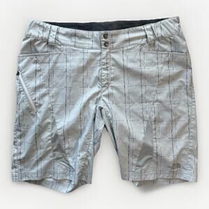 The North Face Women’s Shorts Size Large White Gray Plaid Zip Pocket Hiking